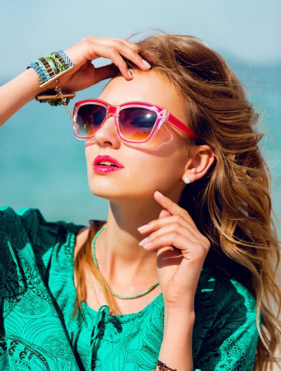 Modelo con lentes de sol de Óptica Vital