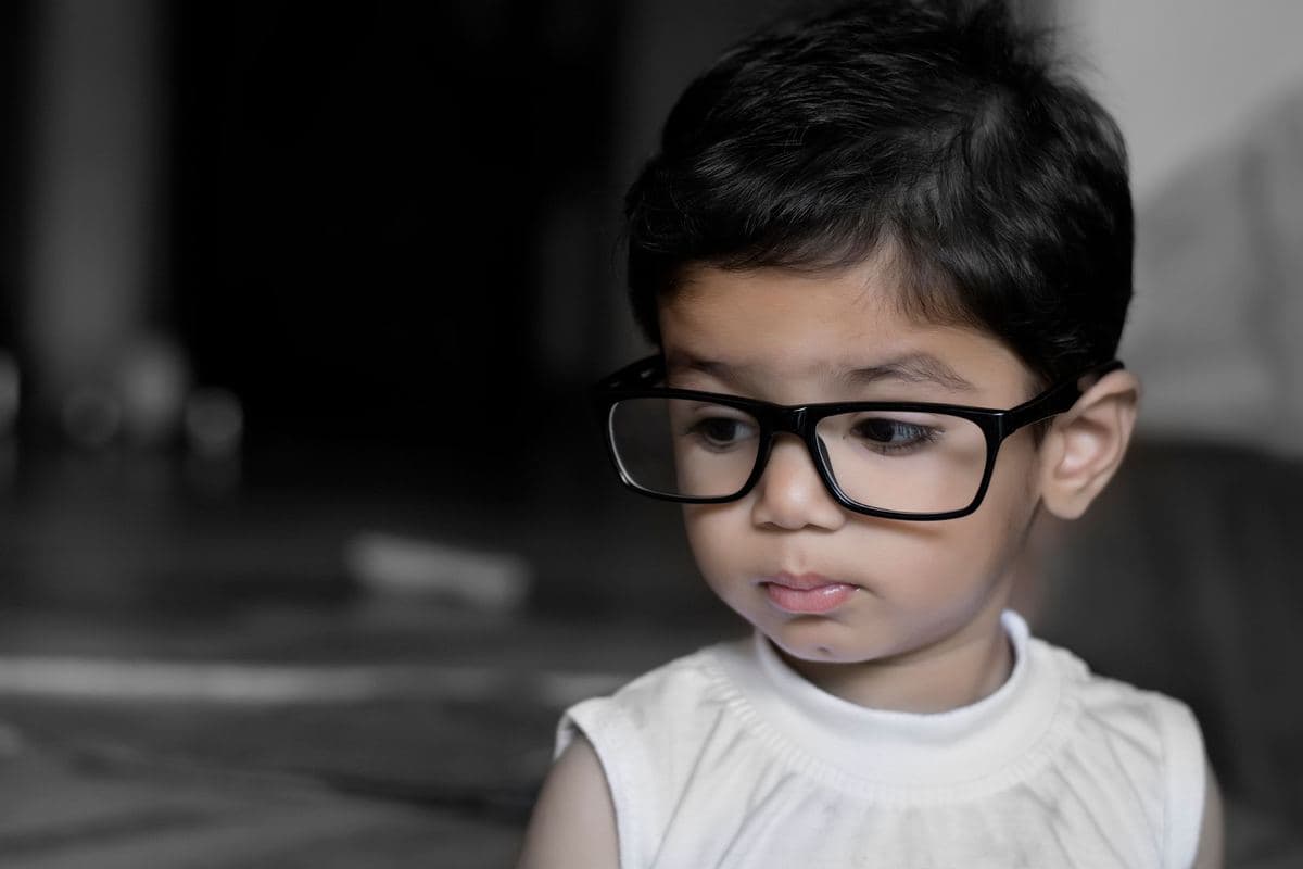 Lentes con tratamiento Señales de que tu hijo necesita lentes en Óptica Vital